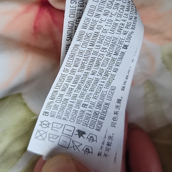 Forever 21 floral cropped hawaiin button down!! Flowy, cute, flattering - Picture 5 of 6